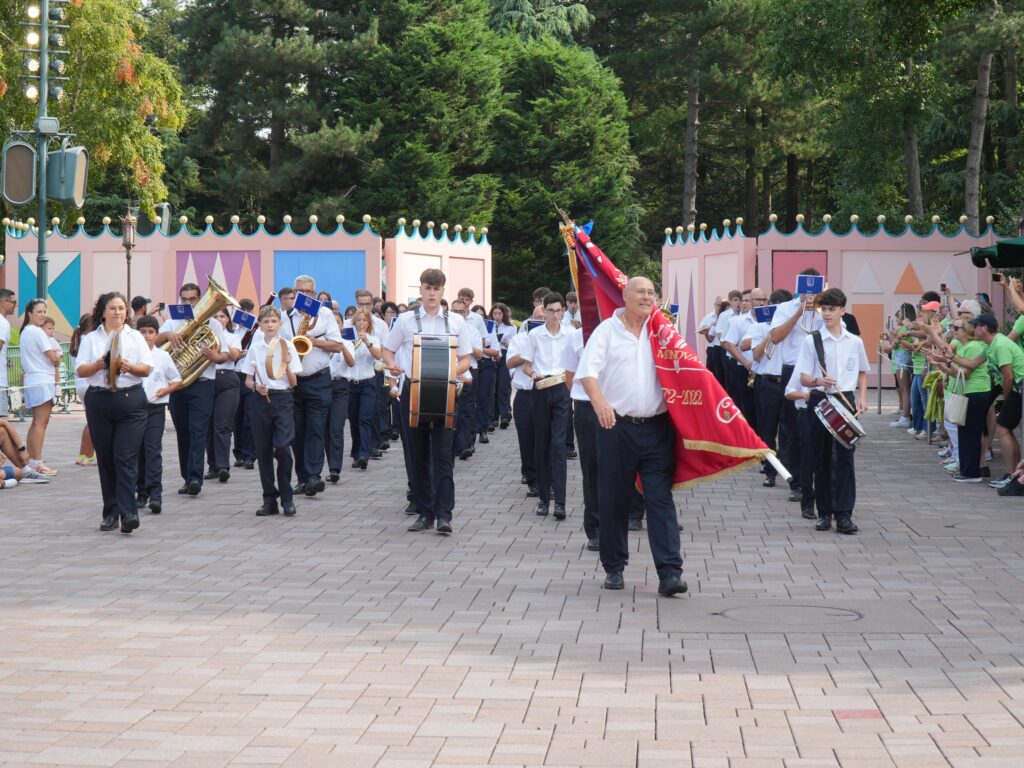 La banda al inicio del recorrido