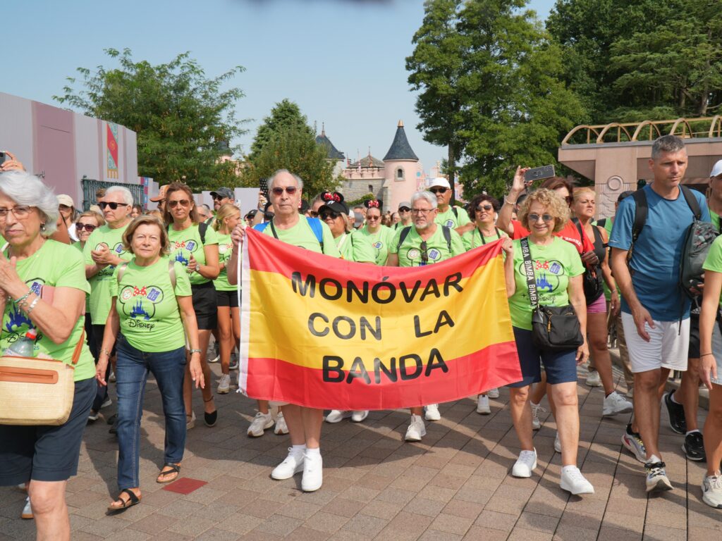 Vecinos de Monovar en Disneyland Paris acompanando a la banda