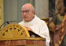 El Pinós nombra Hijo Adoptivo al cura monovero Paco Bernabé Alfonso